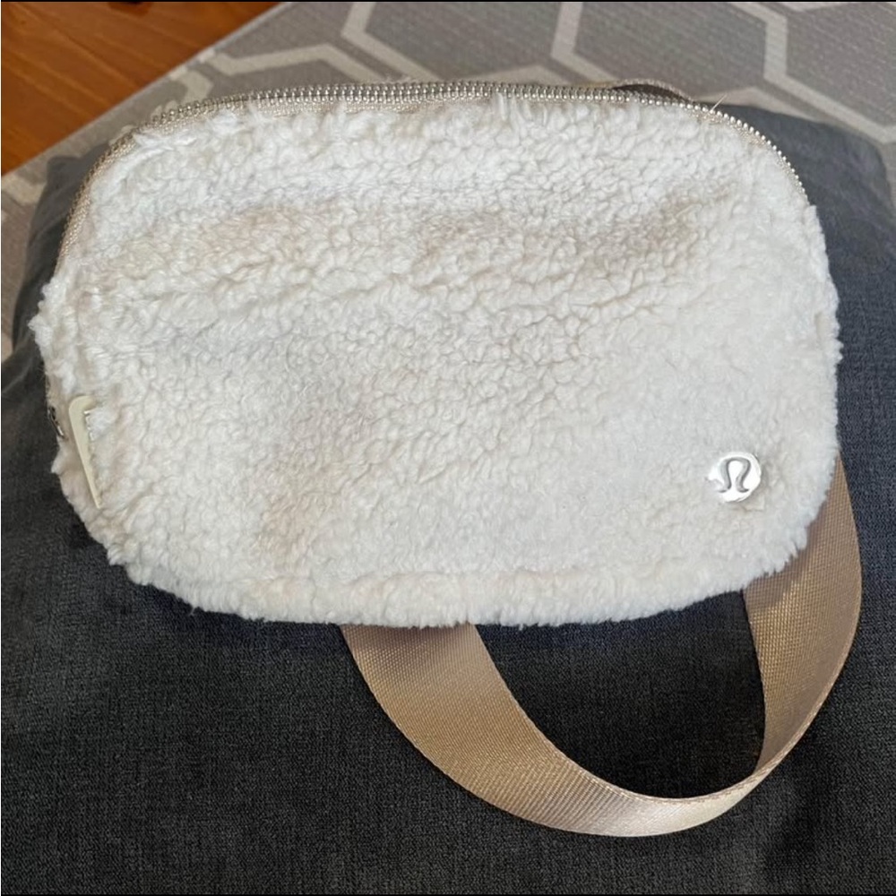 Lululemon Sherpa Crossbody Bag 1L